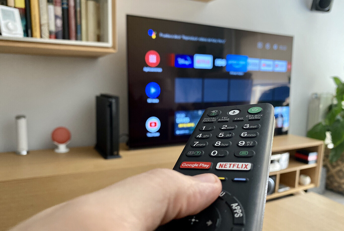 Cómo activar Easy Voice Control en mi TCL QLED TV? 