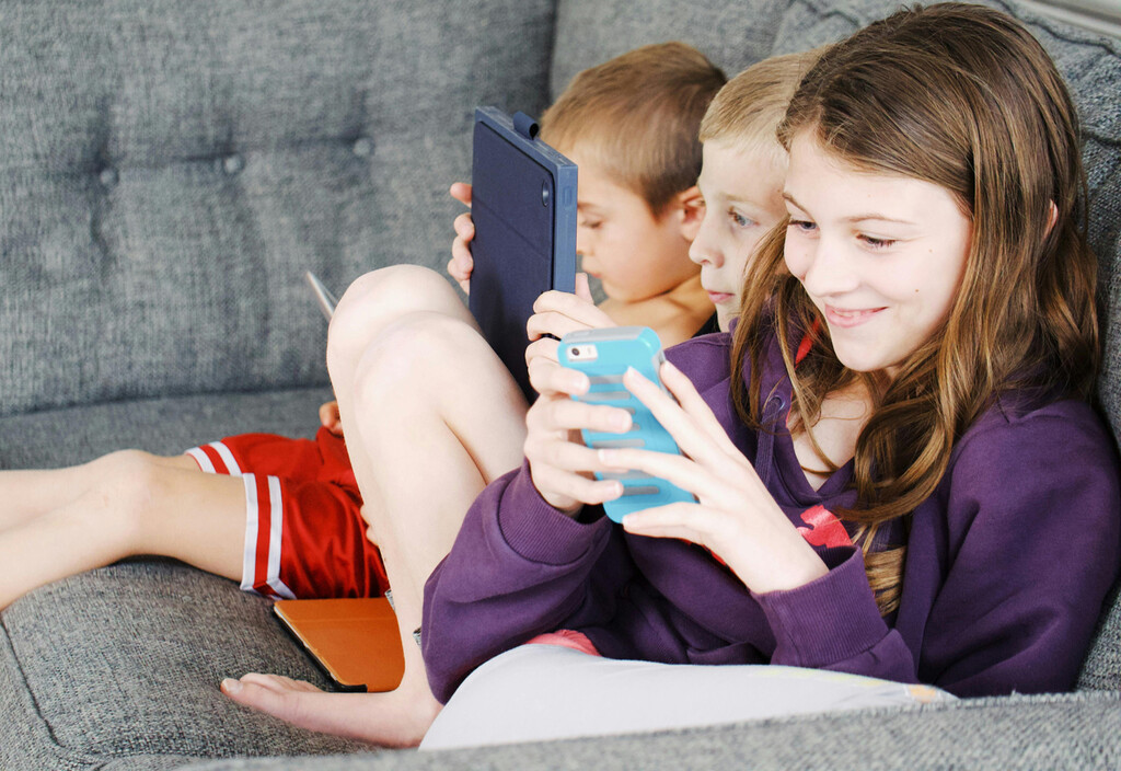 Que el móvil y las redes sociales afectan a la salud mental de los niños estaba claro. Ahora un estudio marca el límite en 16 años