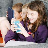 Que el móvil y las redes sociales afectan a la salud mental de los niños estaba claro. Ahora un estudio marca el límite en 16 años 