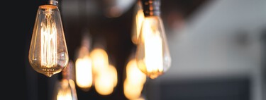 Cada semana hay un día donde la luz es mucho más barata y otro donde es más cara: así lo hemos averiguado