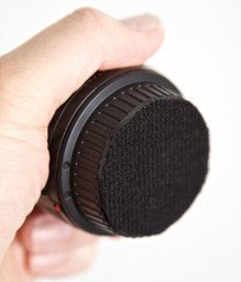 Truco: ponle velcro a las tapas de tus objetivos para optimizar el espacio de tu bolsa
