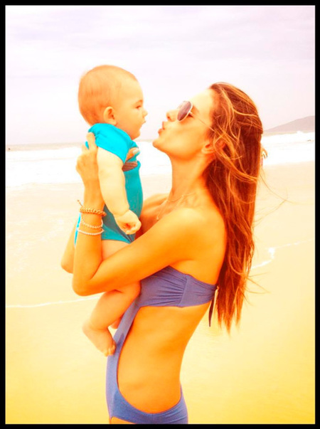 Sólo Alessandra Ambrosio puede presumir de nene y cuerpazo de esa forma
