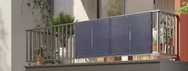 Leroy Merlin agota en su outlet el kit de placas solares que puedes poner tú mismo sin obras en el balcón 