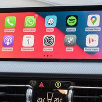 Las marcas quieren que vuelvas a utilizar el GPS del auto, y cobrártelo cada mes. ¿Su táctica? Eliminar Apple CarPlay y Android Auto 