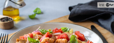 Cómo hacer panzanella, la tradicional ensalada toscana de pan y verduras de temporada tan humilde como sabrosa