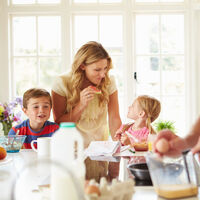 Desayunos infantiles: cómo deberían ser y cuáles son los principales errores que cometemos los padres