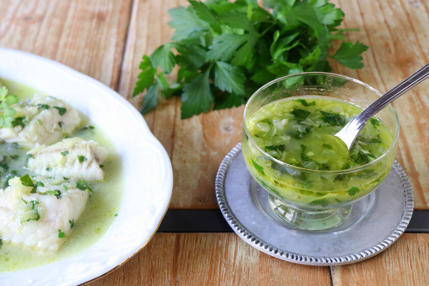 Receta de salsa verde tradicional, la mejor para tus recetas de pescado