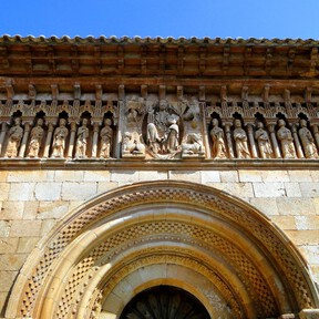 Este diminuto pueblo de Palencia tiene solo 20 habitantes, pero alberga una de las iglesias románicas más bellas y sorprendentes de España 