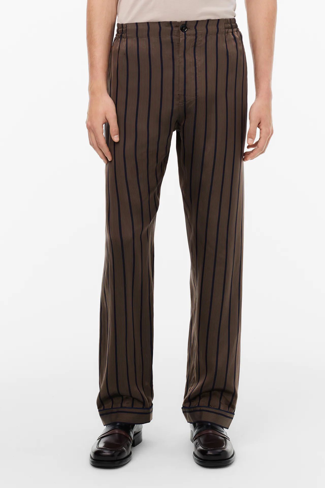 PANTALÓN FLUIDO CONFECCIONADO EN TEJIDO DE CUPRO. CINTURA ELÁSTICA. BOLSILLOS LATERALES, Y DETALLE DE BOLSILLO PLASTRÓN EN ESPALDA. CIERRE FRONTAL CON BOTONES OCULTOS POR SOLAPA.