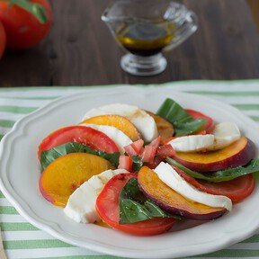 Esta ensalada italiana es ya un clásico del verano, pero si le añades esta fruta no querrás ya hacerla de otra manera 