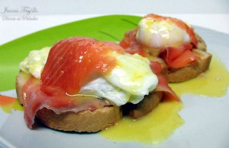 Huevos a la benedictina con salmón. Receta