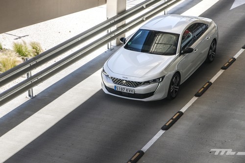 Peugeot, 100 años de berlinas: del confort y el lujo francés al triunfo en el Rally Dakar