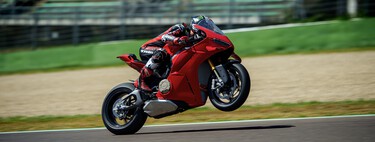 ¡Locura italiana! La nueva Ducati Panigale V4 es aún más afilada y más potente, pero pierde el basculante monobrazo