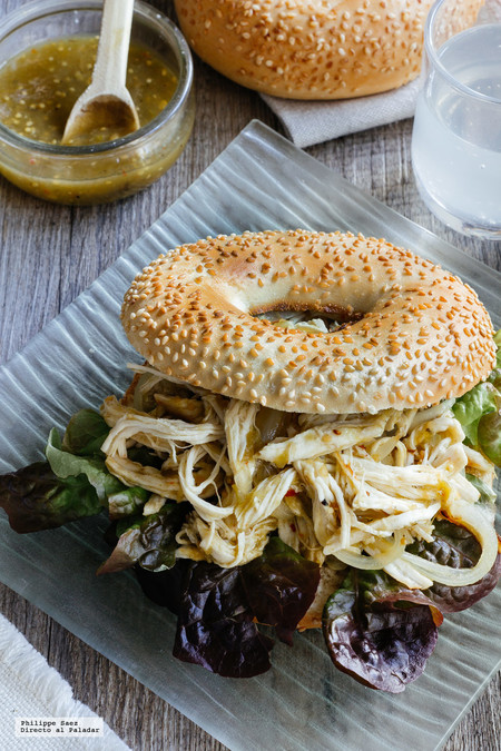 Bagel de pollo en salsa verde. Receta mexicana fusión para el desayuno
