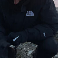 Ya se está agotando: la nueva chaqueta The North Face con relleno térmico que tiene más del 60% de descuento 