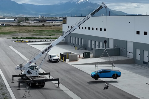 Tesla Cybertruck Colgando De Una Grua