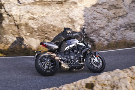 La MV Agusta Brutale 800 estrena motor Euro5 con los mismos 140 CV, también para el carnet A2 y por 13.400 euros
