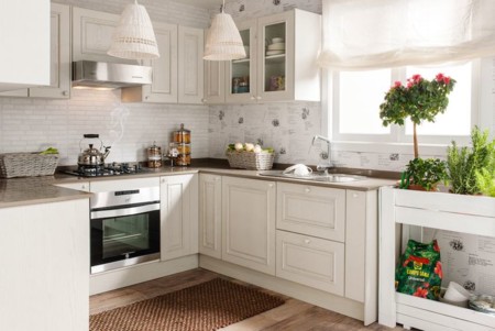 Una cocina luminosa y actual: los muebles blancos son tendencia Cocina pequeña color burdeos