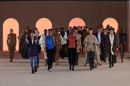 Las capas, el cuero y las botas mosqueteras XXL protagonizan el sofisticado desfile Otoño-Invierno 2020/21 de Balmain en la Semana de la Moda de París