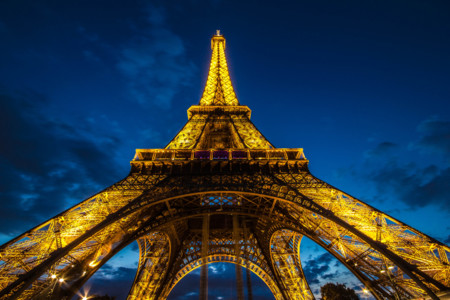 Un alojamiento realmente único. ¿Qué harías si pudieras dormir en la Torre Eiffel?