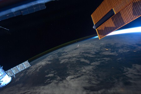 Una perseida vista desde la Estación Espacial Internacional el 13 de agosto de 2011