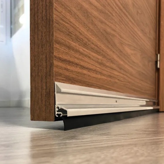 Bajo de puerta deflector de lluvia 