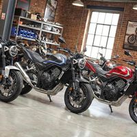 Vuelve la Honda japonesa que marcó a toda una generación. Es una bestia de cuatro cilindros que creó a los moteros de verdad