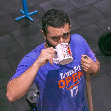 Una taza de café funciona tanto como la proteína: nuevos estudios confirman que la cafeína mejora la potencia muscular