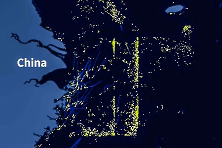 Las imágenes satelitales lo dejan claro: China ha concentrado miles de barcos pesqueros frente a Japón, y no es para pescar