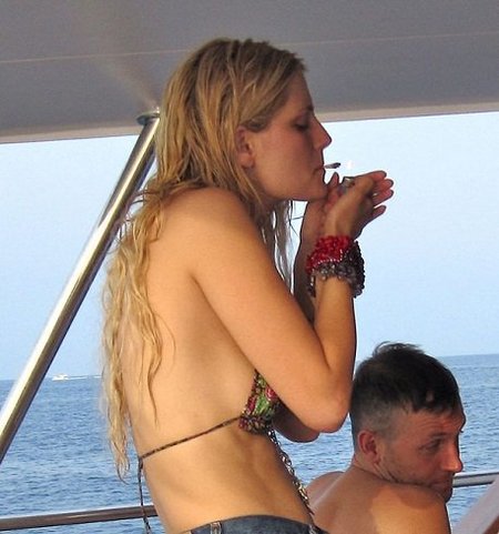 Mischa Barton lo peta en sus vacaciones