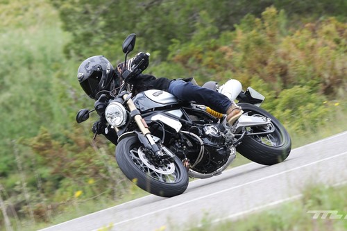 Probamos la Ducati Scrambler 1100, ahora en vídeo: más potente y tecnológica con el mismo estilo retro