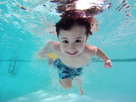 niño en piscina