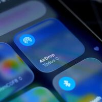 Estaba cansado de activar 'Todos durante 10 minutos' en la oficina: Apple por fin ha solucionado el mayor engorro de AirDrop con iOS 26.2