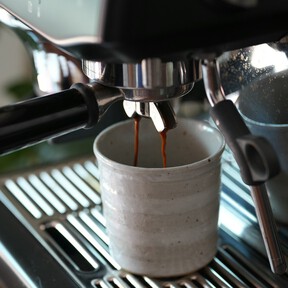 Café de especialidad recién molido y cremoso en casa gracias a esta cafetera De'Longhi rebajadísima hoy