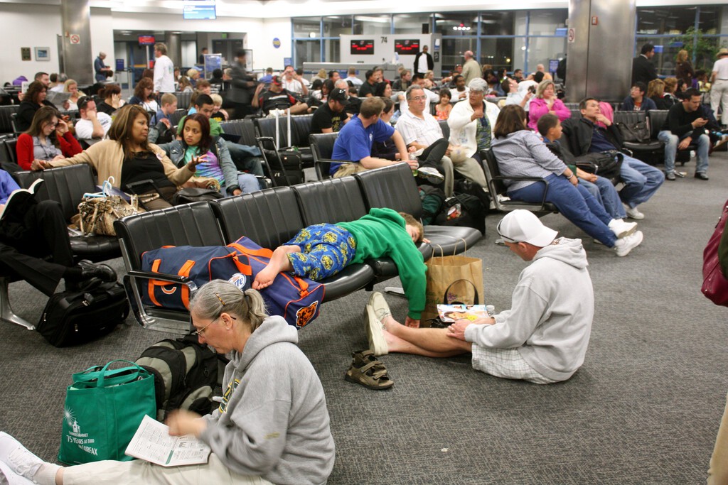 Europa tiene un mensaje para los turistas que van a volar: prepárense para un verano de retrasos y cancelaciones históricas