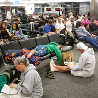 Europa tiene un mensaje para los turistas que van a volar: prepárense para un verano de retrasos y cancelaciones históricas