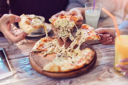 Pizza napolitana, griega, Chicago...: en qué se diferencian los ocho distintos estilos del plato italiano que conquistó al mundo
