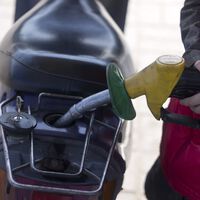 El precio de la gasolina y el diésel, que roza los 2 euros, se estanca a pesar de la bajada del petróleo