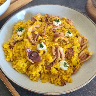 Este arroz meloso es perfecto para usar esas especias abandonadas con las que no sabes qué hacer