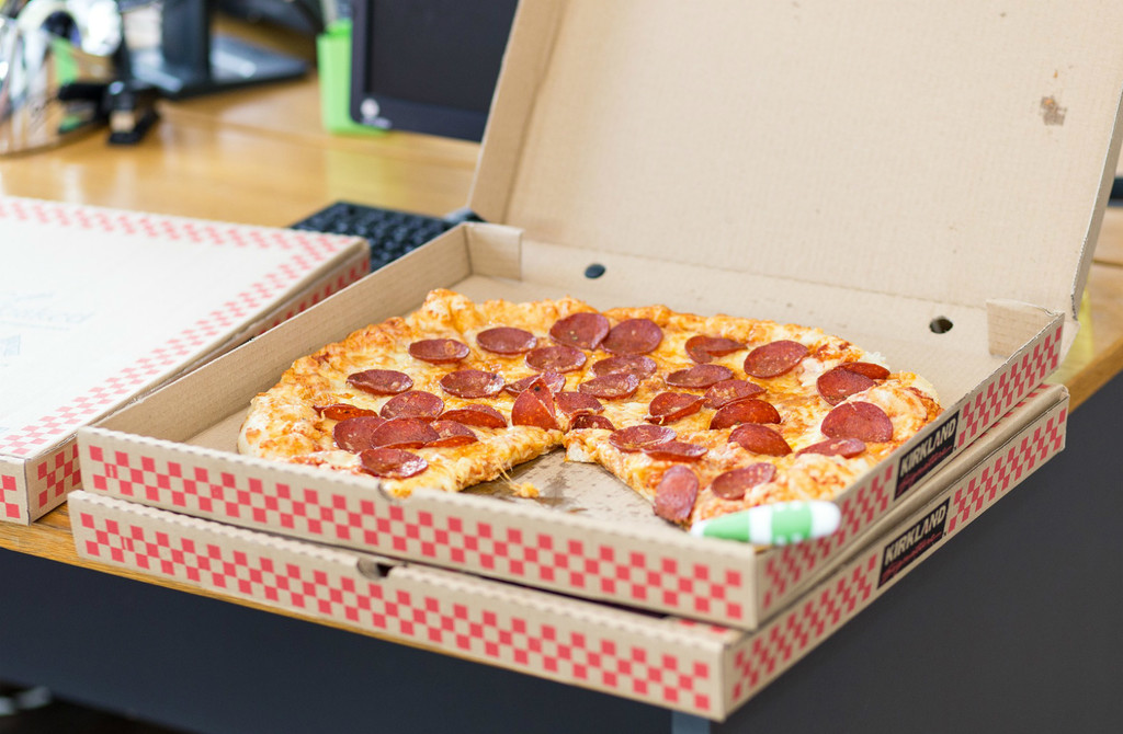 Los controladores aéreos canadienses envían cientos de pizzas a sus compañeros estadounidenses que llevan semanas sin cobrar 