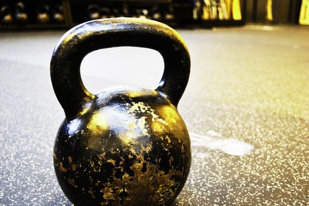 Siete ejercicios multiarticulares para practicar con una kettlebell o pesa rusa
