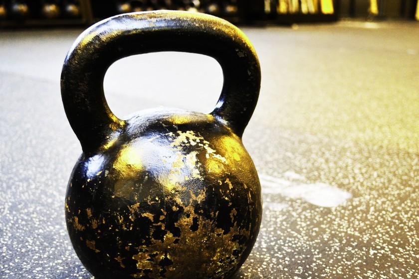 Siete ejercicios multiarticulares para practicar con una kettlebell o pesa rusa