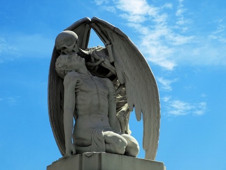 Necroturismo: la escultura del Beso de la Muerte
