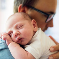 Los padres de bebés prematuros que salen de la UCIN para irse a casa se estresan más que las madres