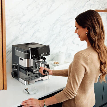 No es una cafetera superautomática cualquiera, es como la versión mini de las máquinas de cafetería y ahora la tenemos en oferta