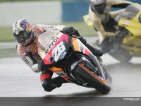 La lluvia es protagonista en Donington