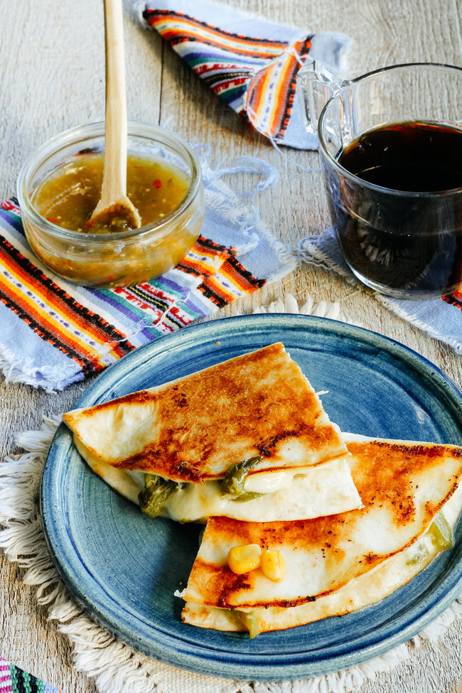 Quesadillas de rajas con crema y queso. Receta fácil de desayuno