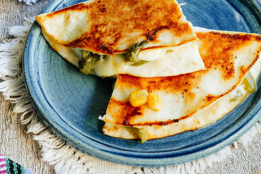 Quesadillas de rajas con crema y queso. Receta fácil de desayuno