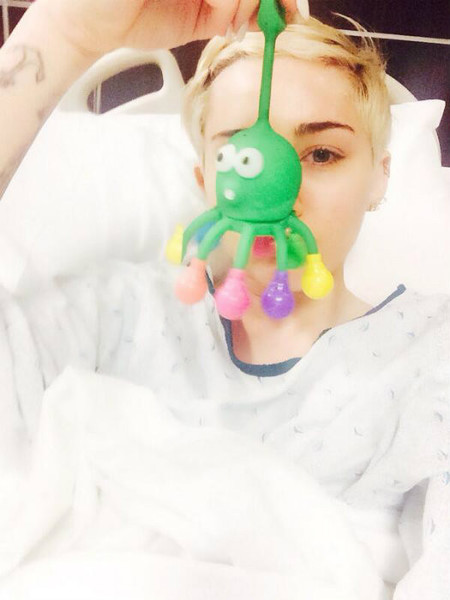 Miley Cyrus no deja el móvil ni en el hospital