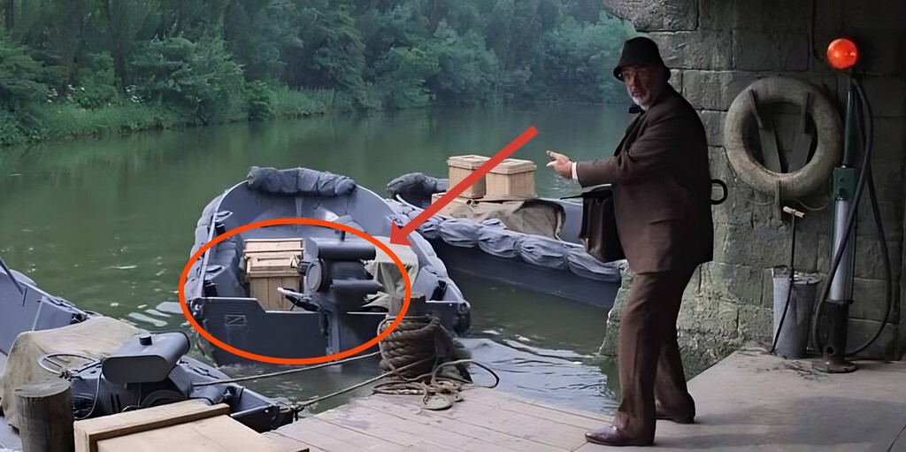 Si pausas Indiana Jones y la Última Cruzada en el minuto 1:03:01, verás que alguien del equipo de rodaje le echa un cable a él y a su padre 